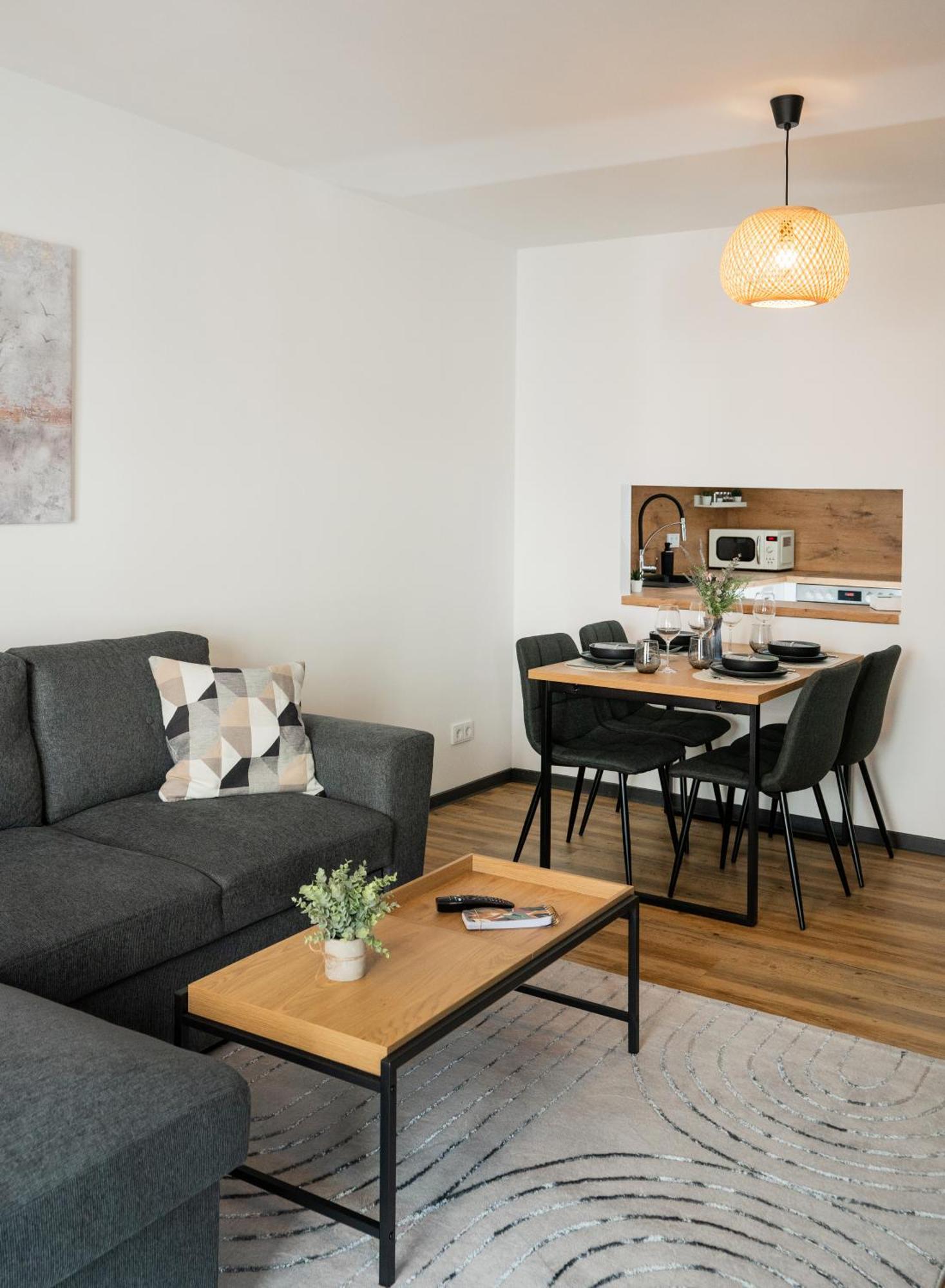 Reitz - Apartment I Zentrale Lage I Stellplatz I 55Qm I 2 Zimmer I Kueche I Bad I Terrasse Бад-Херсфельд Экстерьер фото